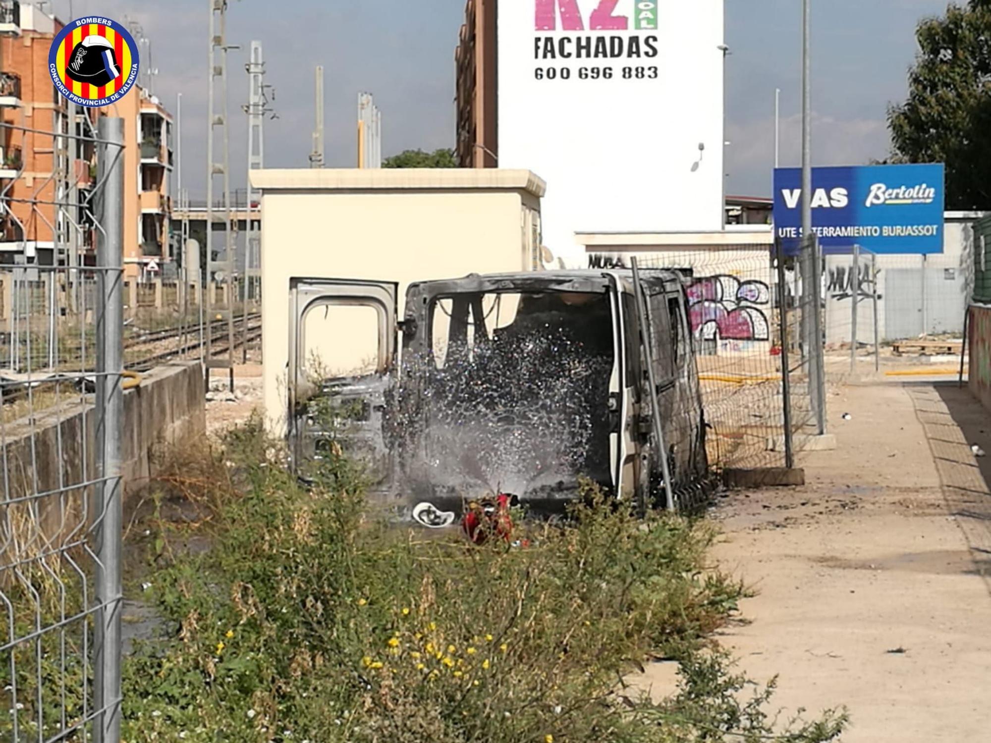 Un operario herido al incendiarse una furgoneta en València