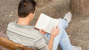 Un hombre leyendo