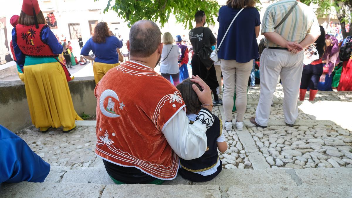 Un festero con su pequeño en las escaleras de San Antón.