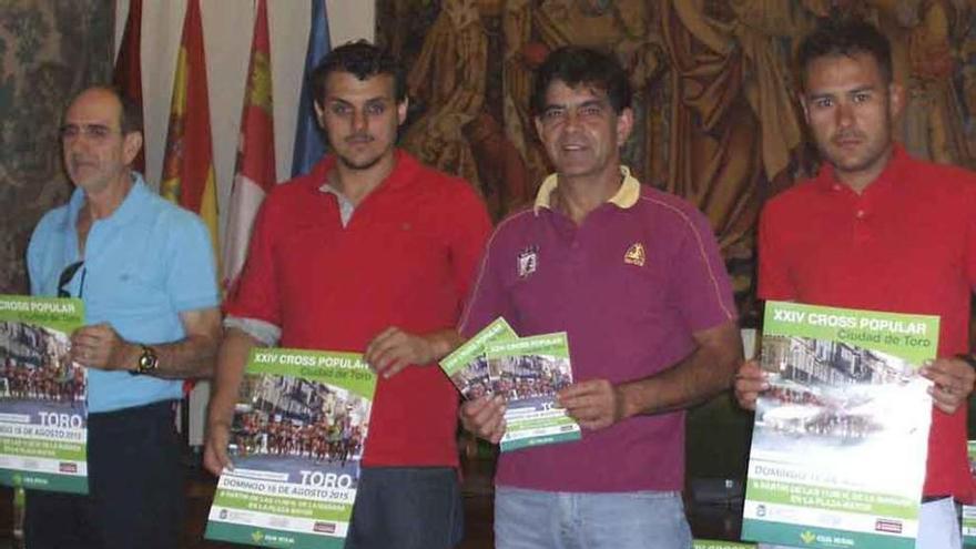 Representantes municipales y del club.