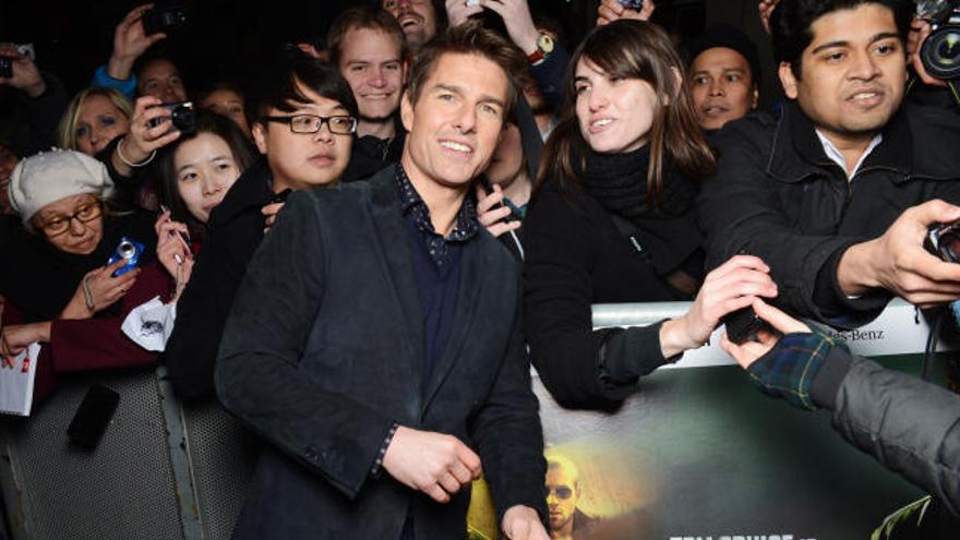 Tom Cruise se fotografía con unos fans en Londres.