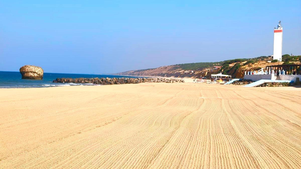 Imagen de la playa recien limpiada y adecentada.