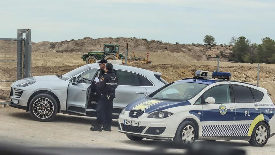 Agentes de la Policía Local comprueban unas roturaciones en una imagen de archivo.