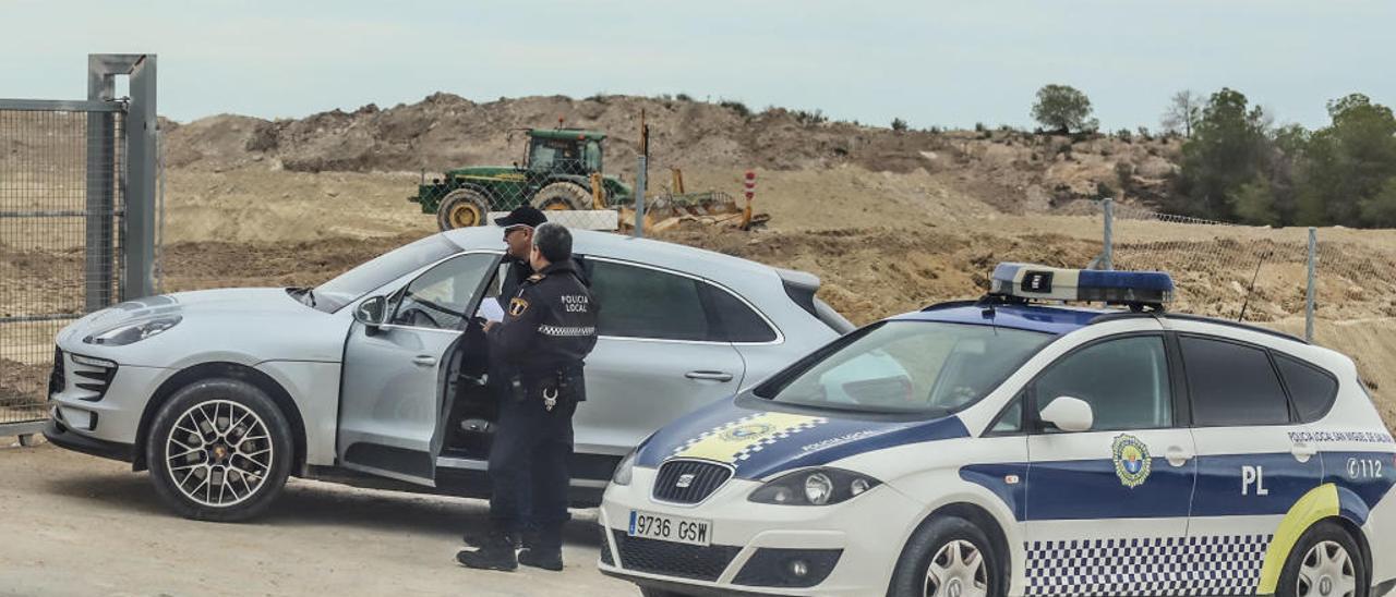 Agentes de la Policía Local comprueban unas roturaciones en una imagen de archivo.