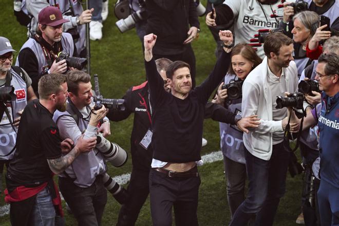 Xabi Alonso celebra que el Bayer Leverkusen se ha proclamado campeón de la Bundesliga.