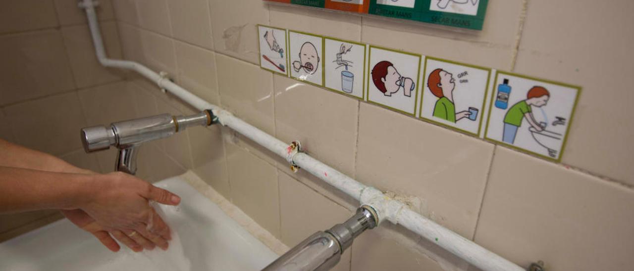 Pictogramas en un centro educativo valenciano, dirigidos a alumnado con autismo.