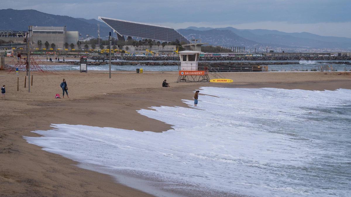 Fuerte oleaje en las playas de Barcelona