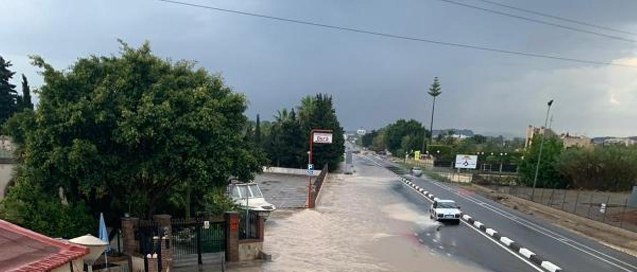 El agua acumulada en uno de los restaurantes de la carretera de Santa Pola y en una finca próxima, en uno de los días de tormenta del mes de marzo. | INFORMACIÓN