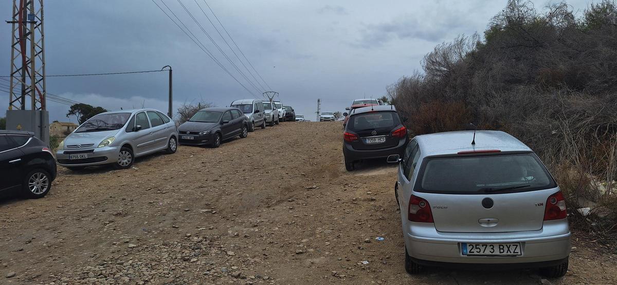 Coches aparcados en uno de los caminos junto al hospital de La Vila.