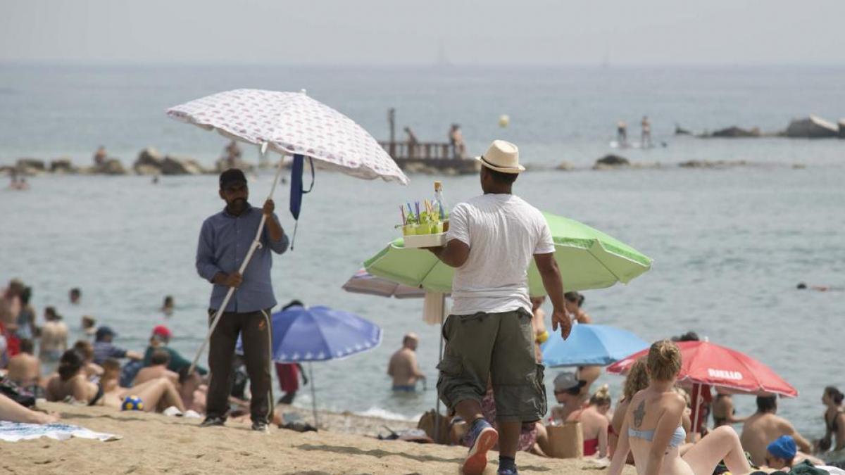 La venta ambulante es otra de las prácticas prohibídas en la playa.