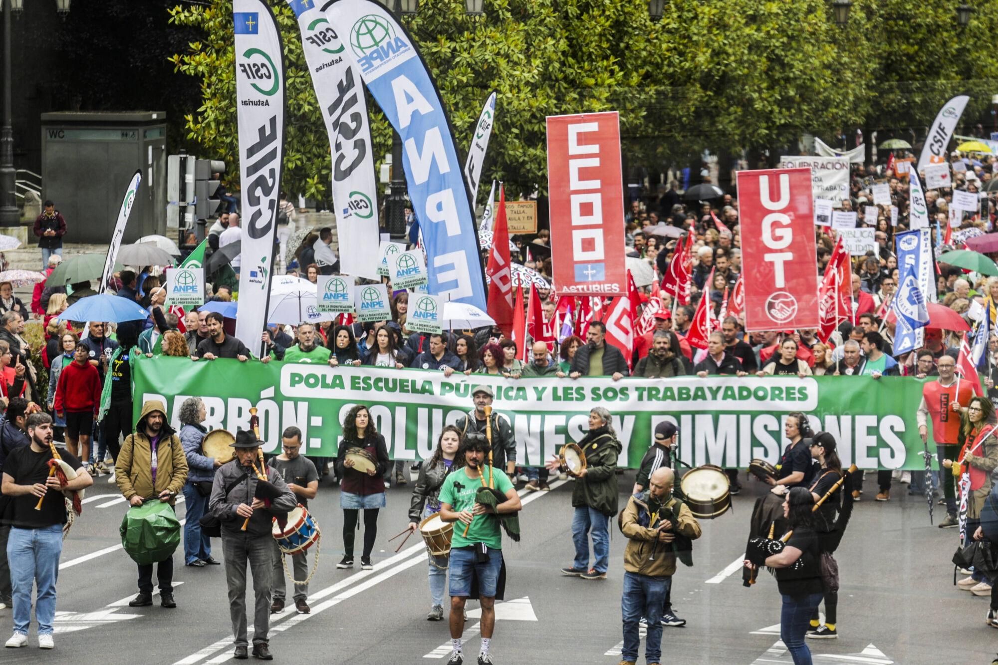EN IMÁGENES: Así fue la gran manifestación de profesores por la enseñanza pública asturiana