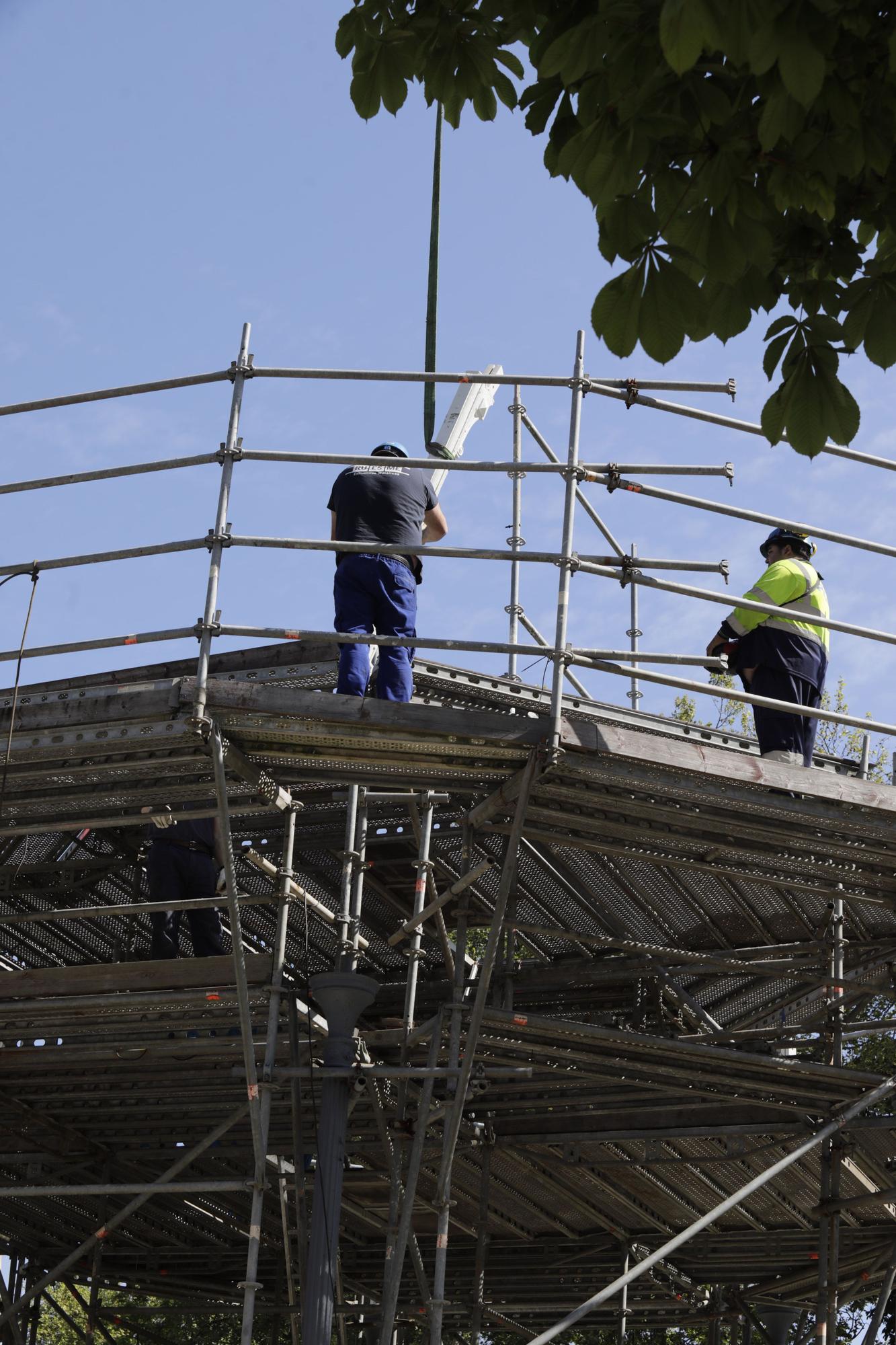 EN IMÁGENES: Comienza el montaje de la estructura del kiosco del Bombé en Oviedo