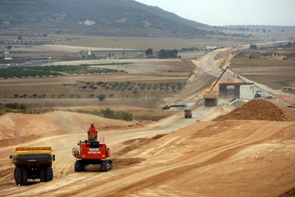 En el año 2011, la construcción del Corredor Mediterráneo levantó gran parte de las tierras de labor de La Encina, llenándola de nuevos taludes y caminos y cortando o desviando las antiguas veredas.