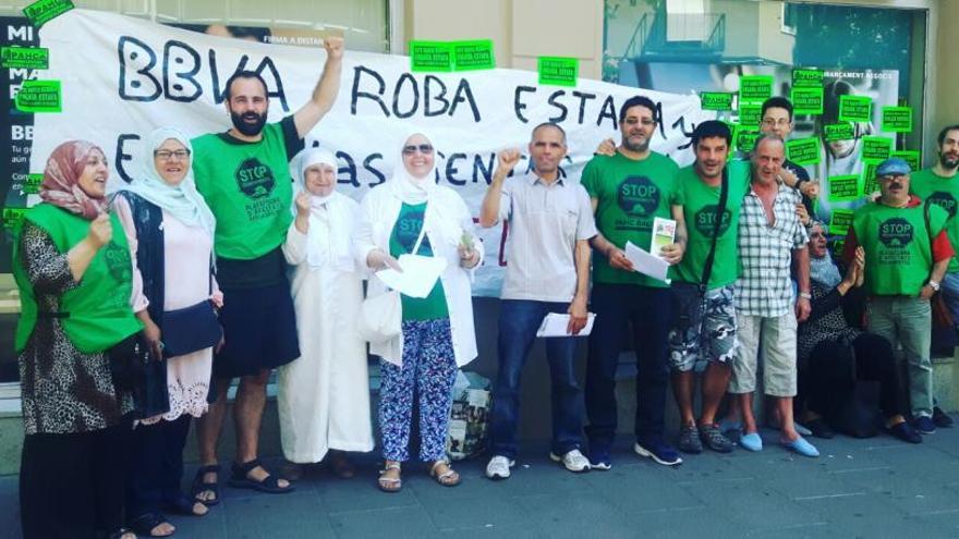 La protesta davant l&#039;oficina del BBVA al carrer Guimerà de Manresa.