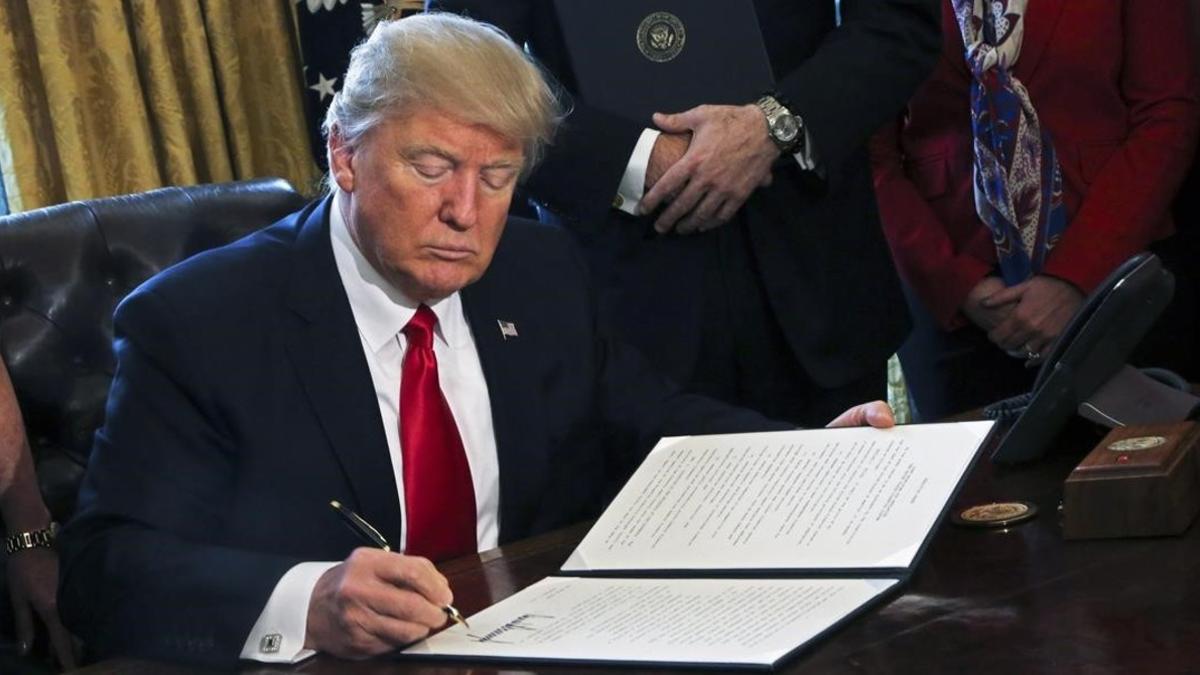 Donald Trump firma una orden ejecutiva en el Despacho Oval