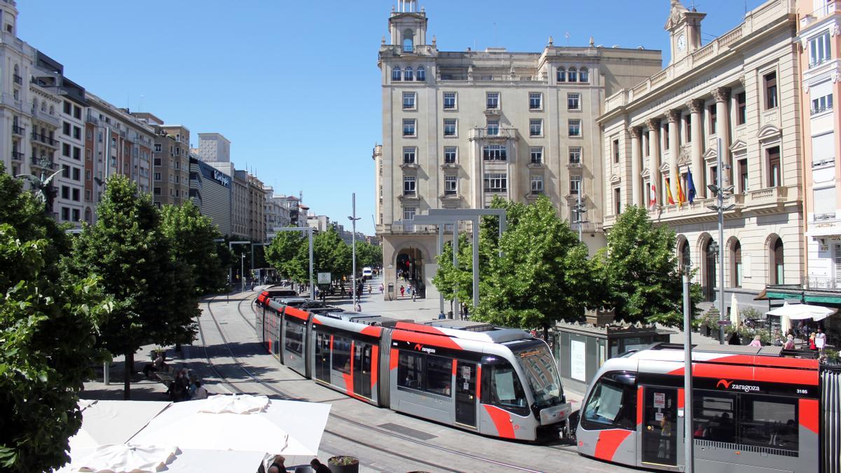 El tranvía de Zaragoza a su paso por la plaza de España.