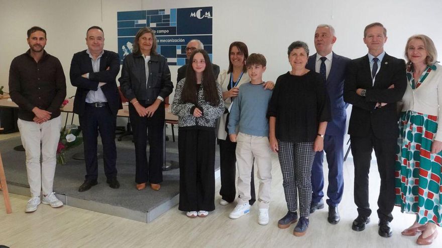 Os premiados, flanqueados por membros da asociación e dos concellos de Mondoñedo e Silleda.