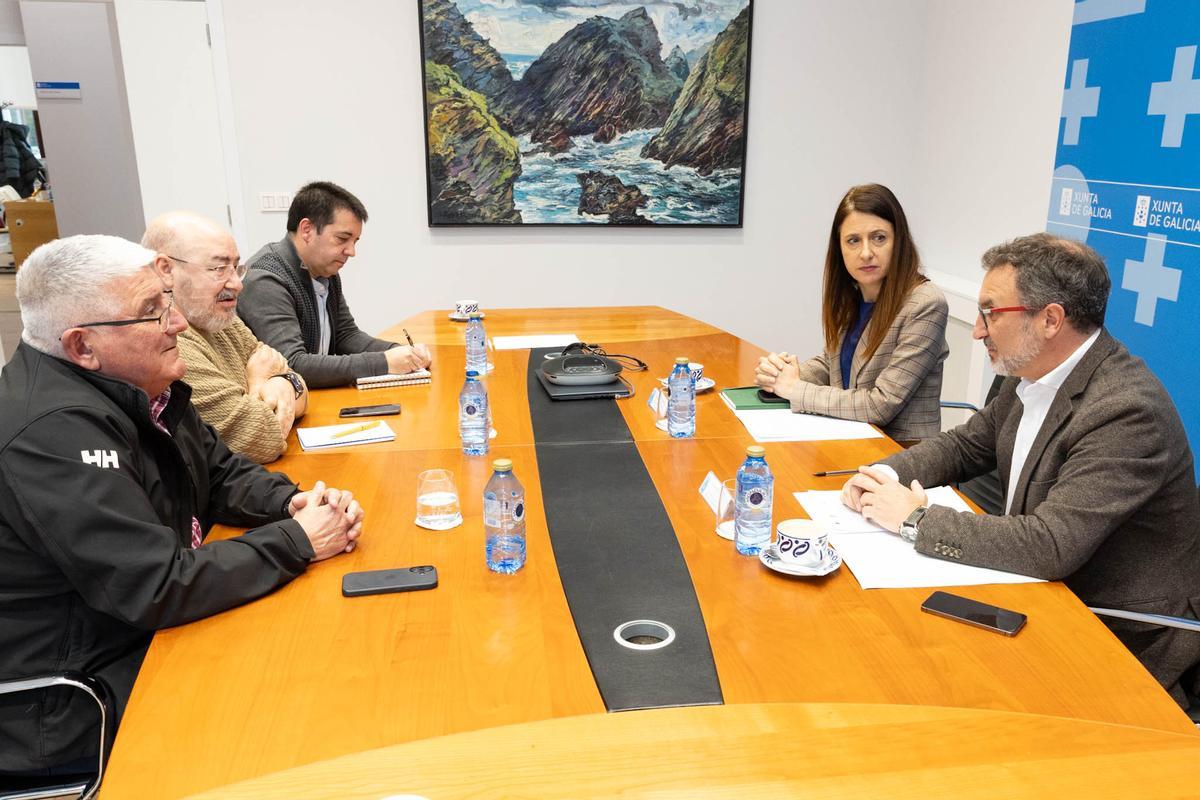 La conselleira de Medio Rural y el director xeral da PAC (derecha) reunidos con representantes de Unións Agrarias (izquierda) este sábado.