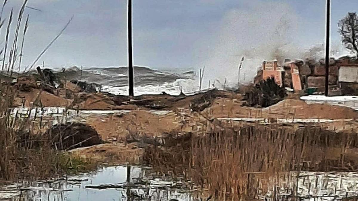 Desperfectos provocados por el temporal en el castigado litoral sur de Cullera. | JOAN R. GIMENO