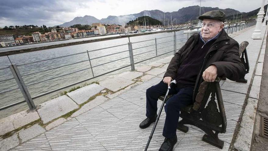 Lorenzo Cordero Rosete, en Ribadesella, junto a los pantalanes del puerto.