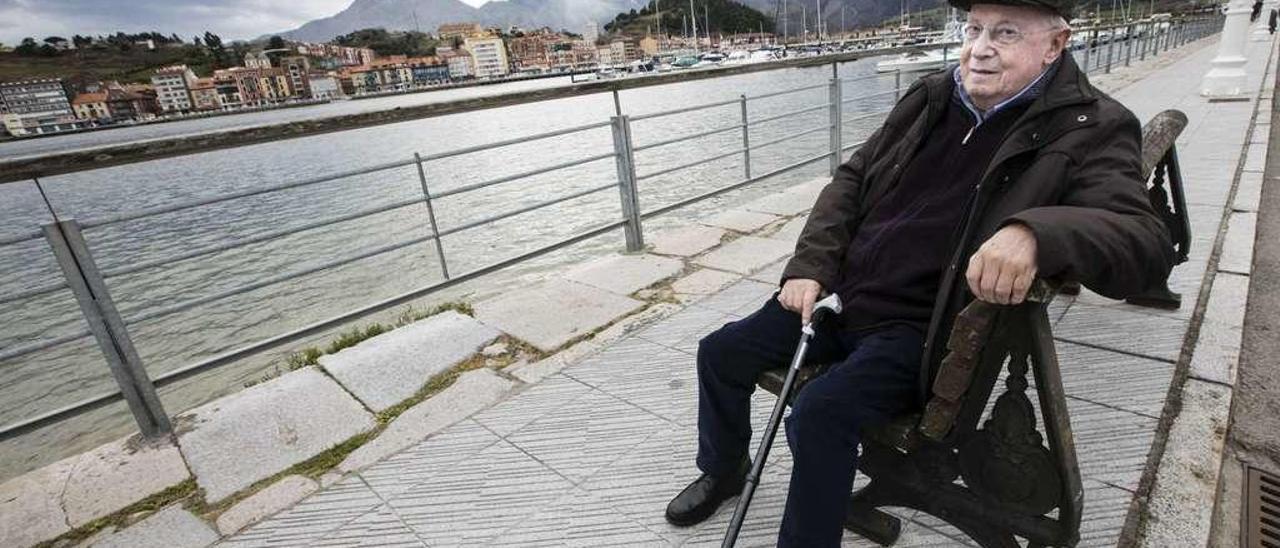 Lorenzo Cordero Rosete, en Ribadesella, junto a los pantalanes del puerto.