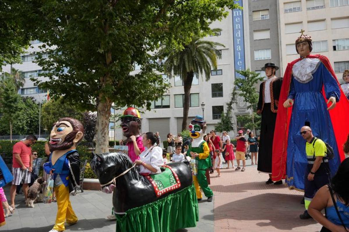 Fotogalería | Magia y tradición en las calles de Badajoz: así ha sido el desfile de Gigantes y Cabezudos