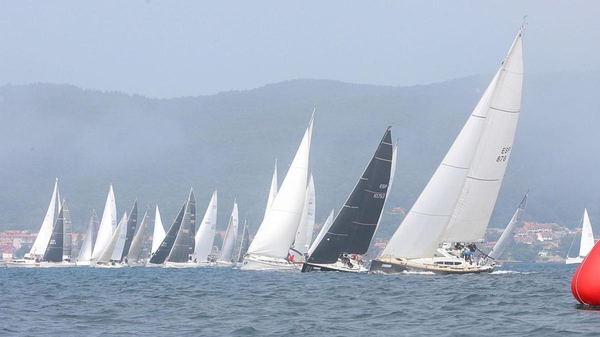 Imagen de la salida de la etapa de ayer del Rías Baixas. |  // RCNV