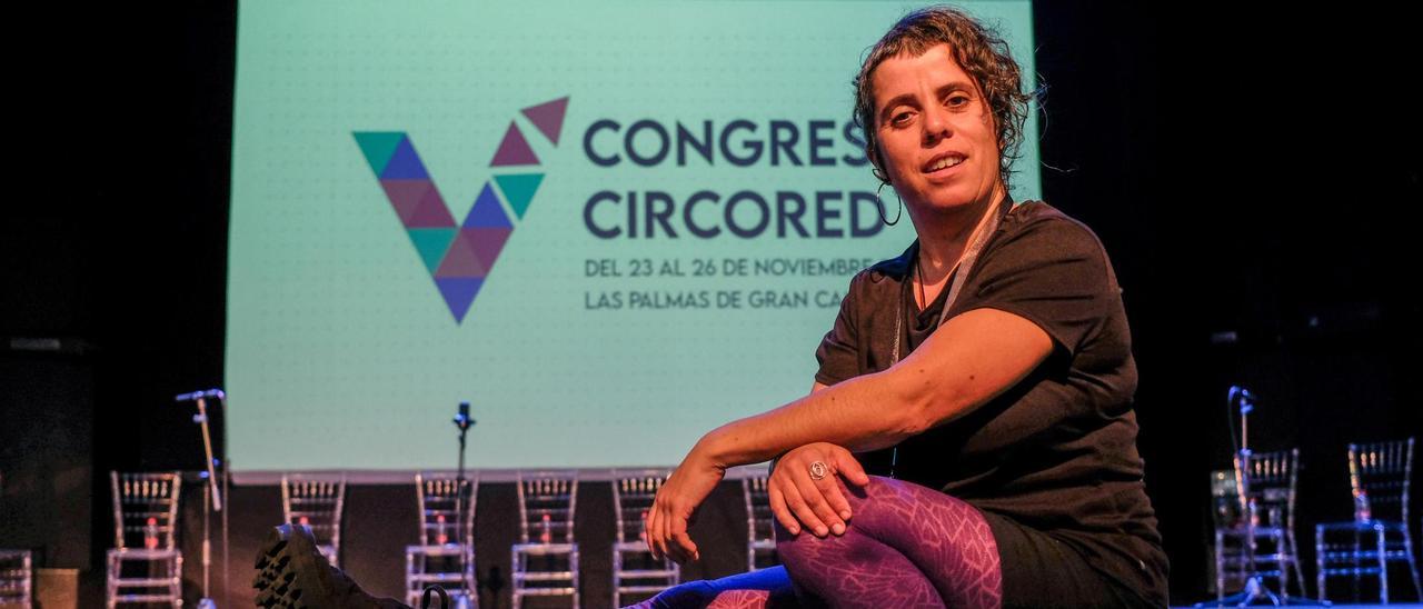 Marta Sitjà, ayer, en el escenario del Teatro Guiniguada tras la presentación del V Congreso CircoRED