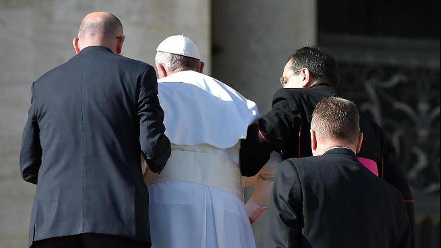 El Papa ayudado tras resbalar en la plaza de San Pedro en una audiencia