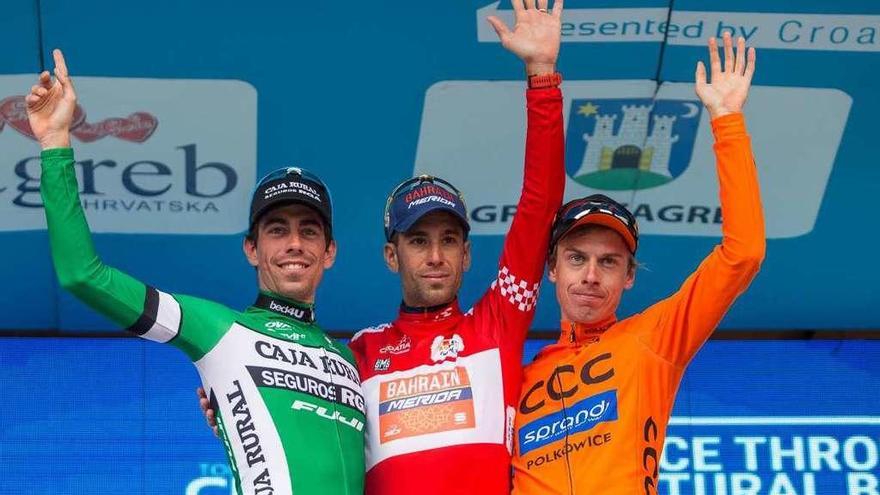 Jaime Rosón en el podio junto a Vincenzo Nibali.