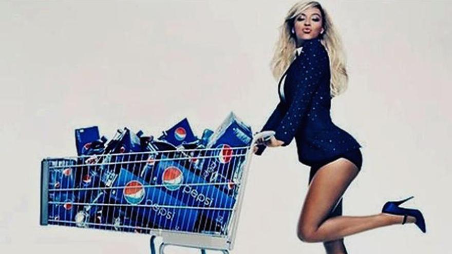 Beyoncé empuja un carrito de la compra con latas de refresco de la marca Pepsi