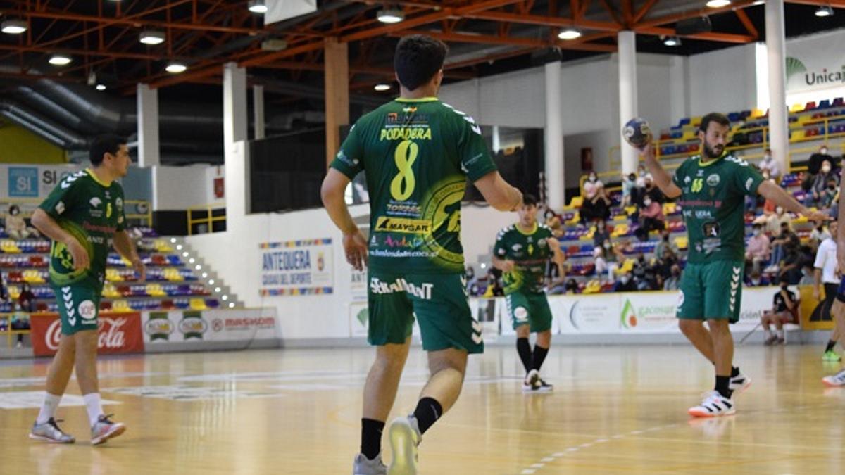 Jugadores del BM Iberoquinoa Antequera en uno de los encuentros de la pasada temporada.