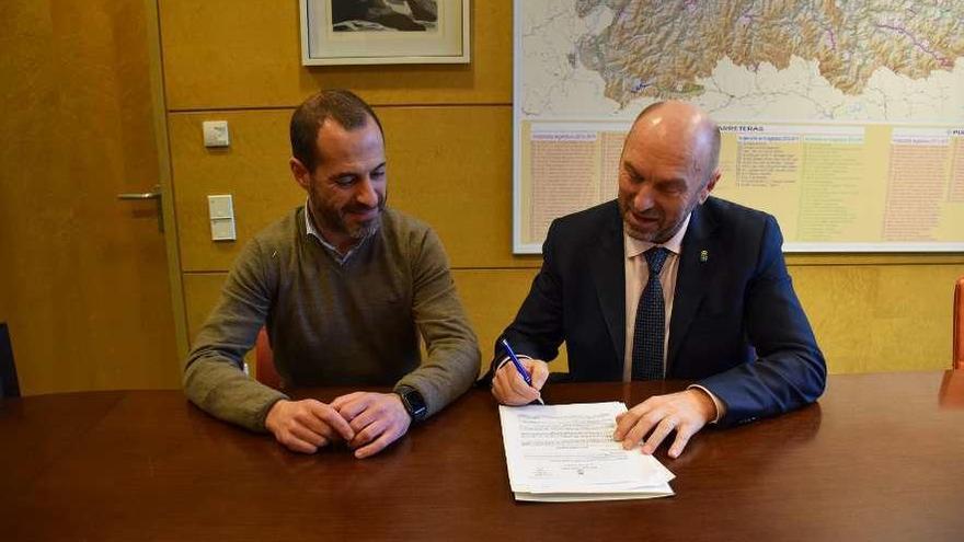 Ángel García (a la izquierda) y el consejero de Infraestructuras, Juan Cofiño, durante la firma de la cesión.