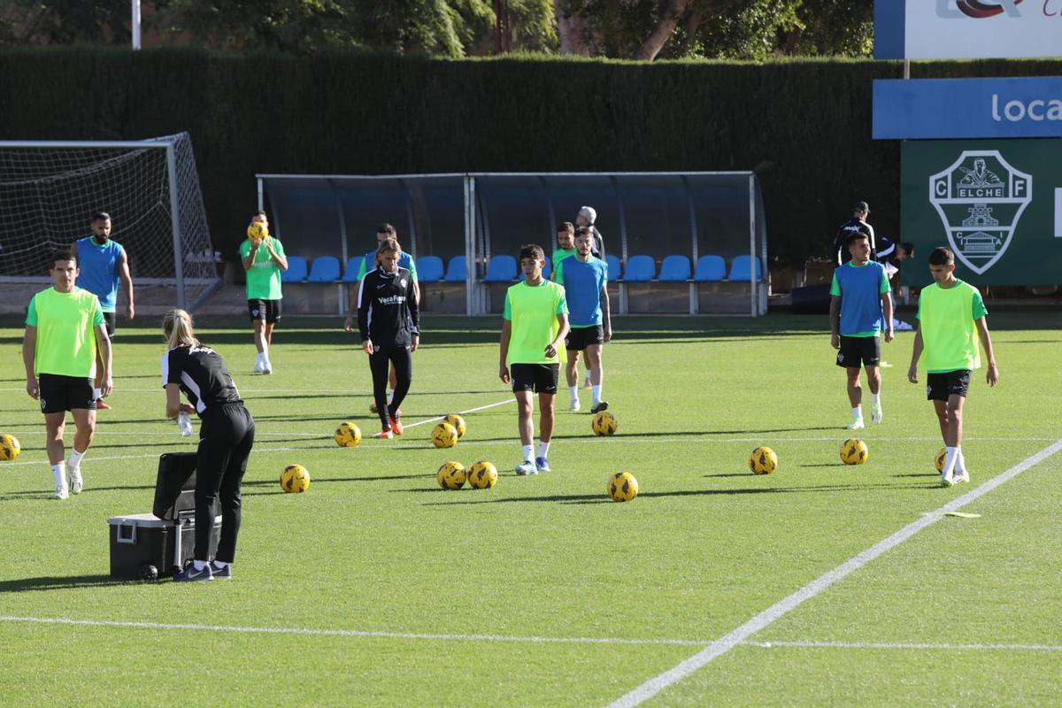 Entrenamiento del Elche CF esta mañana en el Díez Iborra