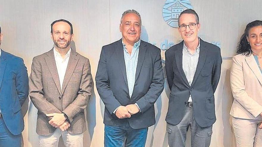 Representantes de la Autoridad Portuaria con empresarios de la restauración y del sector del ocio.