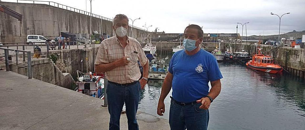 Manuel Herrero y Ángel Batalla, ayer, en el puerto pesquero.