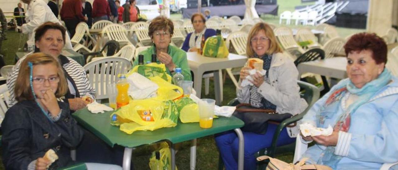 Lucía Suárez, María Aurora Sánchez, Nieves Vega, Aurora Rodríguez y Carmen Granda, disfrutando del bollo ayer en el Fresno.