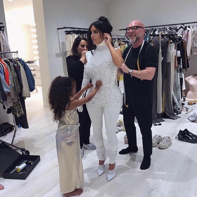 Kim Kardashian, Domenico Dolce y North West. Instagram @KimKardashian