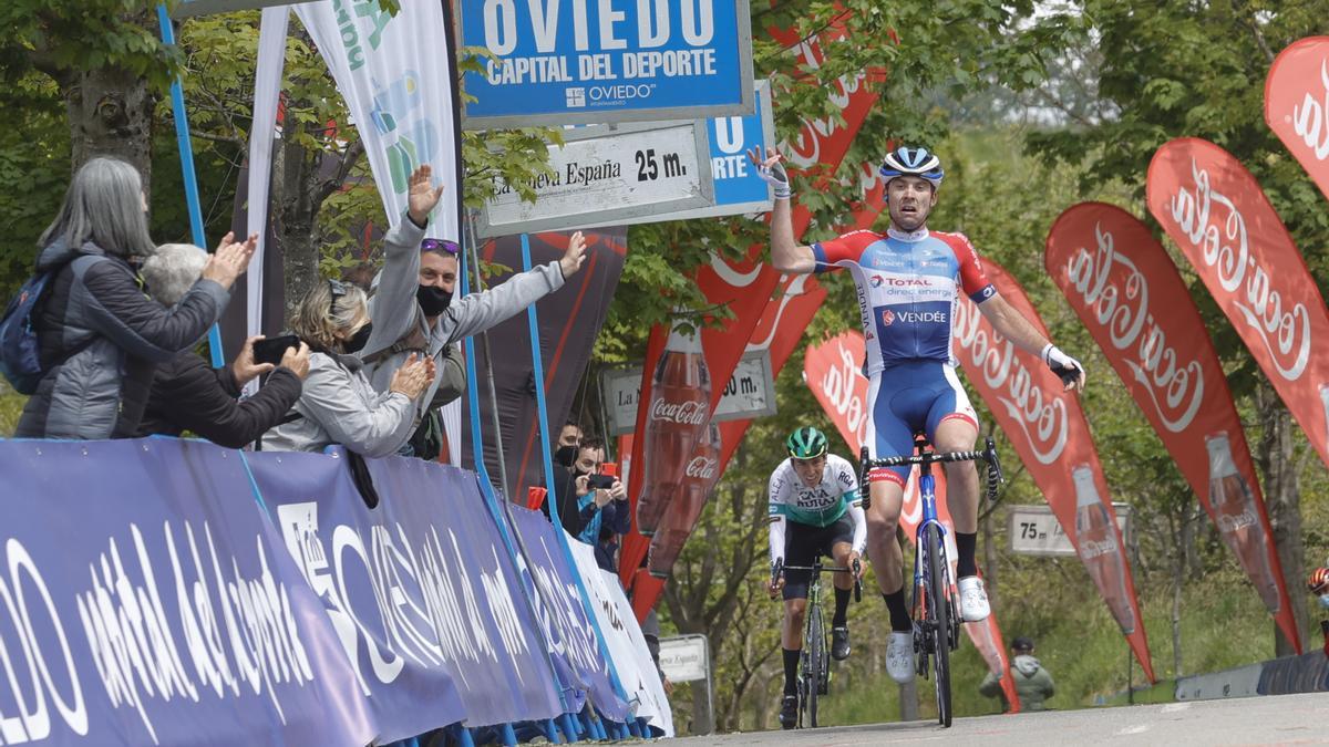 Las imágenes de la última etapa de la Vuelta a Asturias: crónica y reacciones