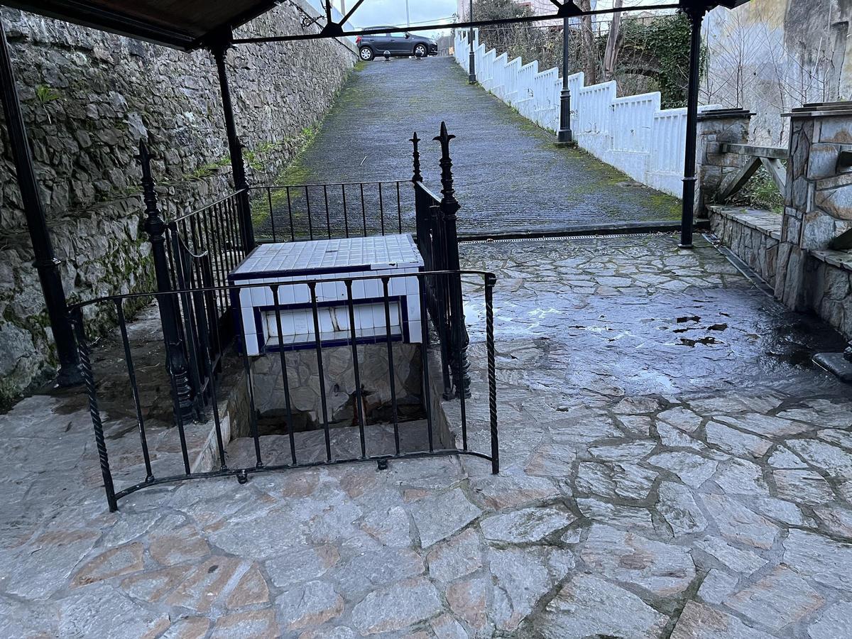 La Fuente'l Güevu de Lada, con charcos por las lluvias.