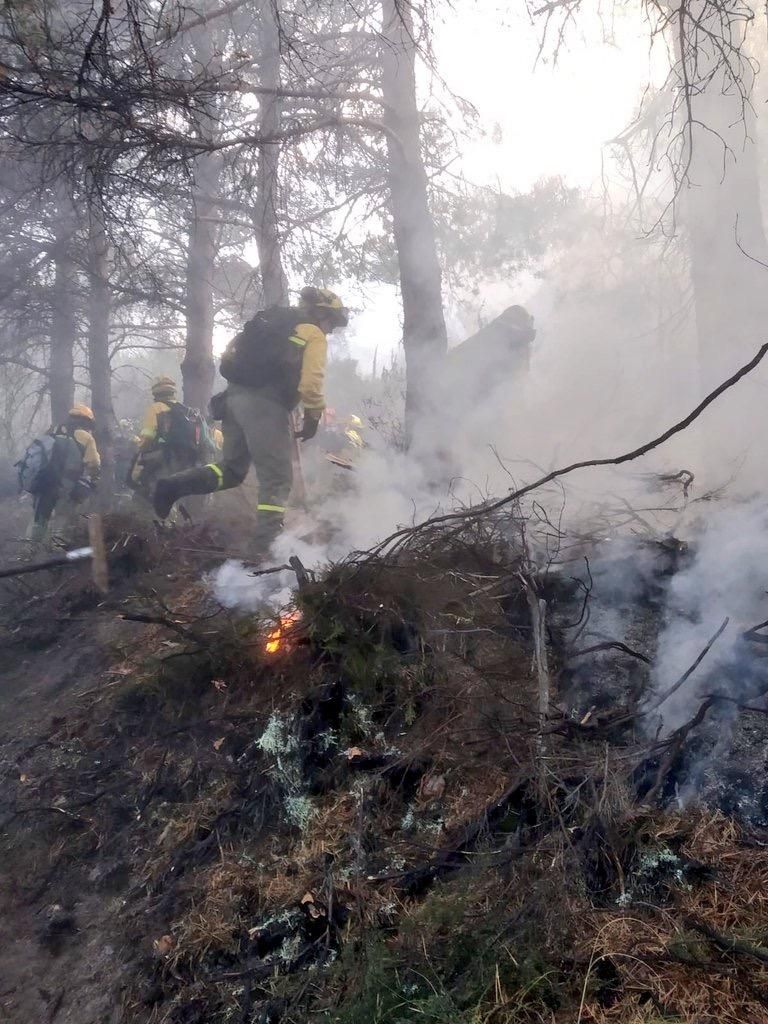 Efectivos trabajan en la extinción del incendio de Hervás