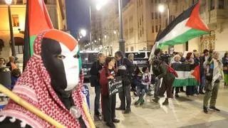 Cerca de un centenar de manifestantes se concentran frente al Teatro Principal de Alicante al grito de "Palestina libre"
