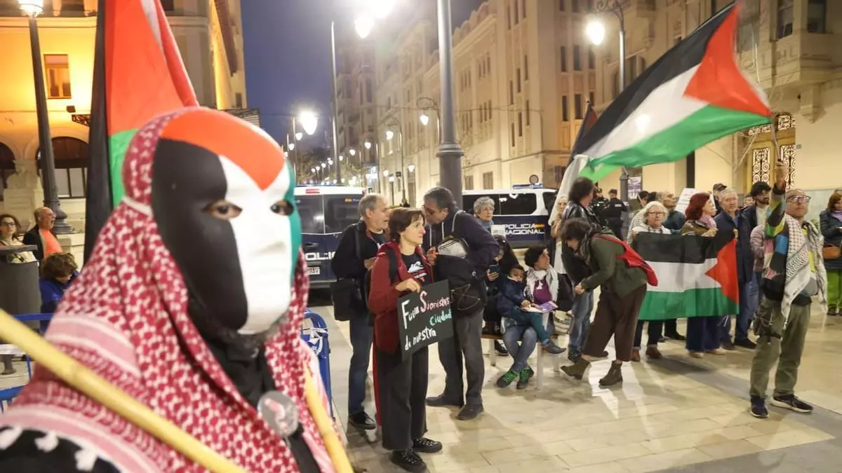 Cerca de un centenar de manifestantes se concentran frente al Teatro Principal de Alicante al grito de "Palestina libre"