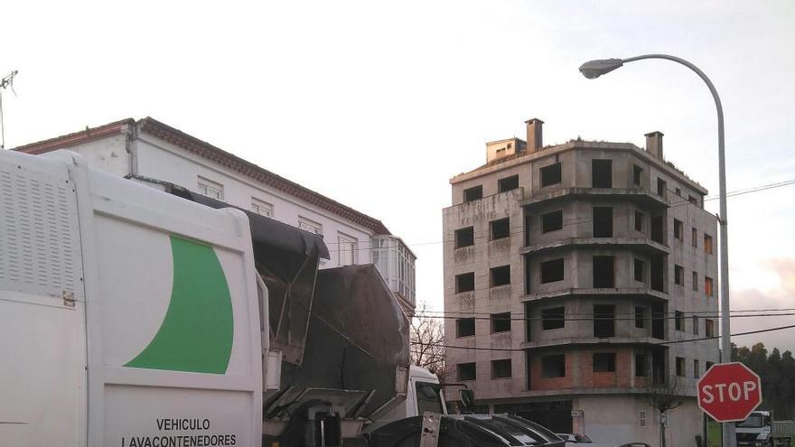 Urbaser lava los contenedores de basura de Silleda y A Bandeira con un vehículo especial.