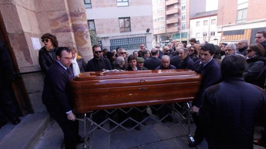 Llegada del féretro con los restos mortales de Victoriano Martín Fiz a la iglesia de Lourdes.