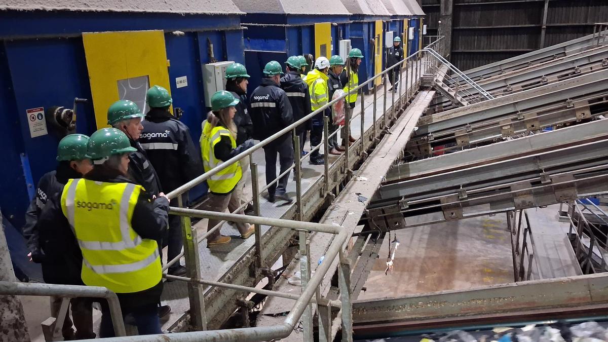 Participantes en una visita guiada a las instalaciones de Sogama.