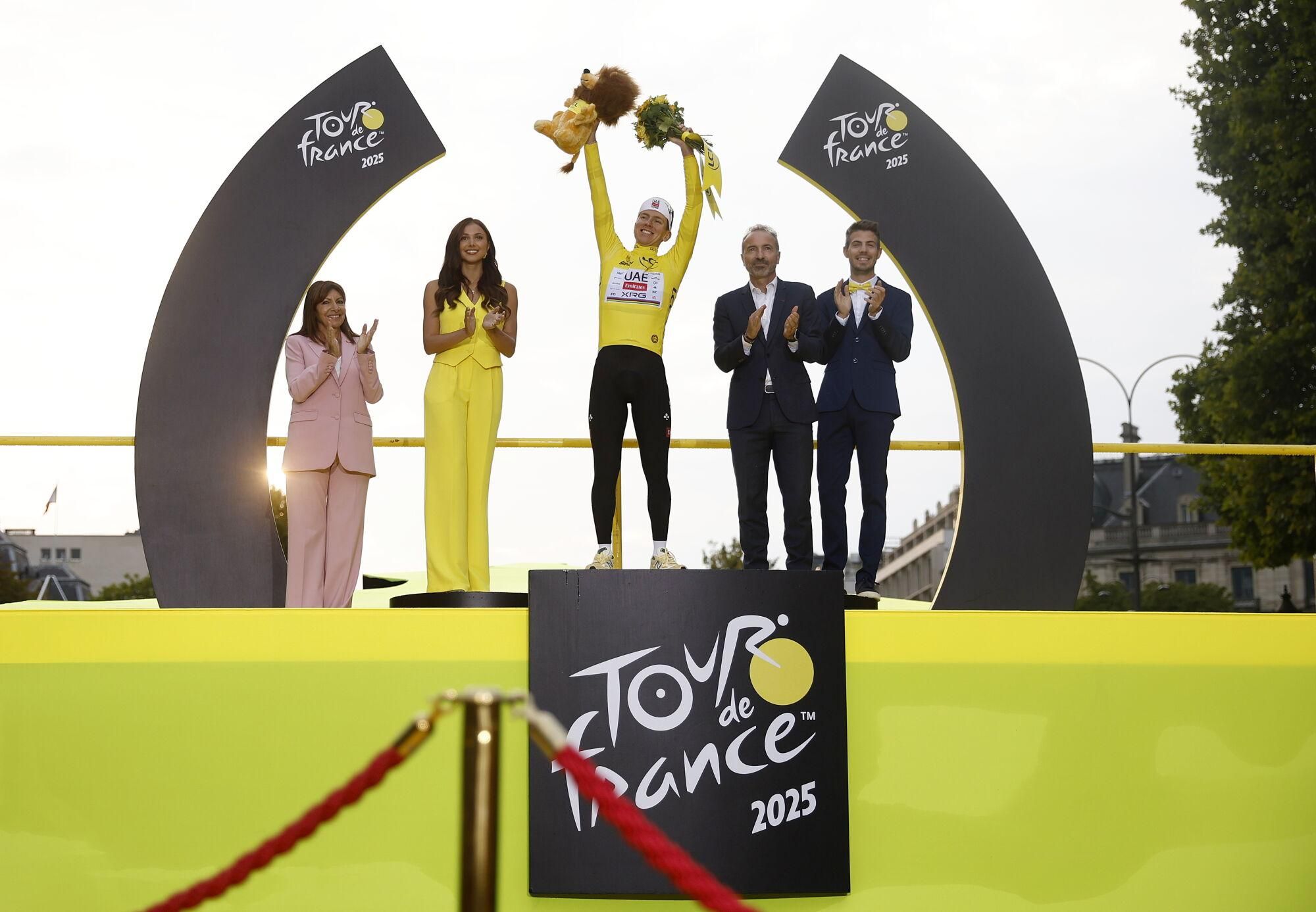 (France), 27/07/2025.- Yellow Jersey overall winner Slovenian rider Tadej Pogacar of UAE Team Emirates celebrates on the podium after winning the Tour de France 2025 following the last stage over 132.3km from Mantes-la-Ville to Paris, France, 27 July 2025. (Ciclismo, Francia) EFE/EPA/MARTIN DIVISEK