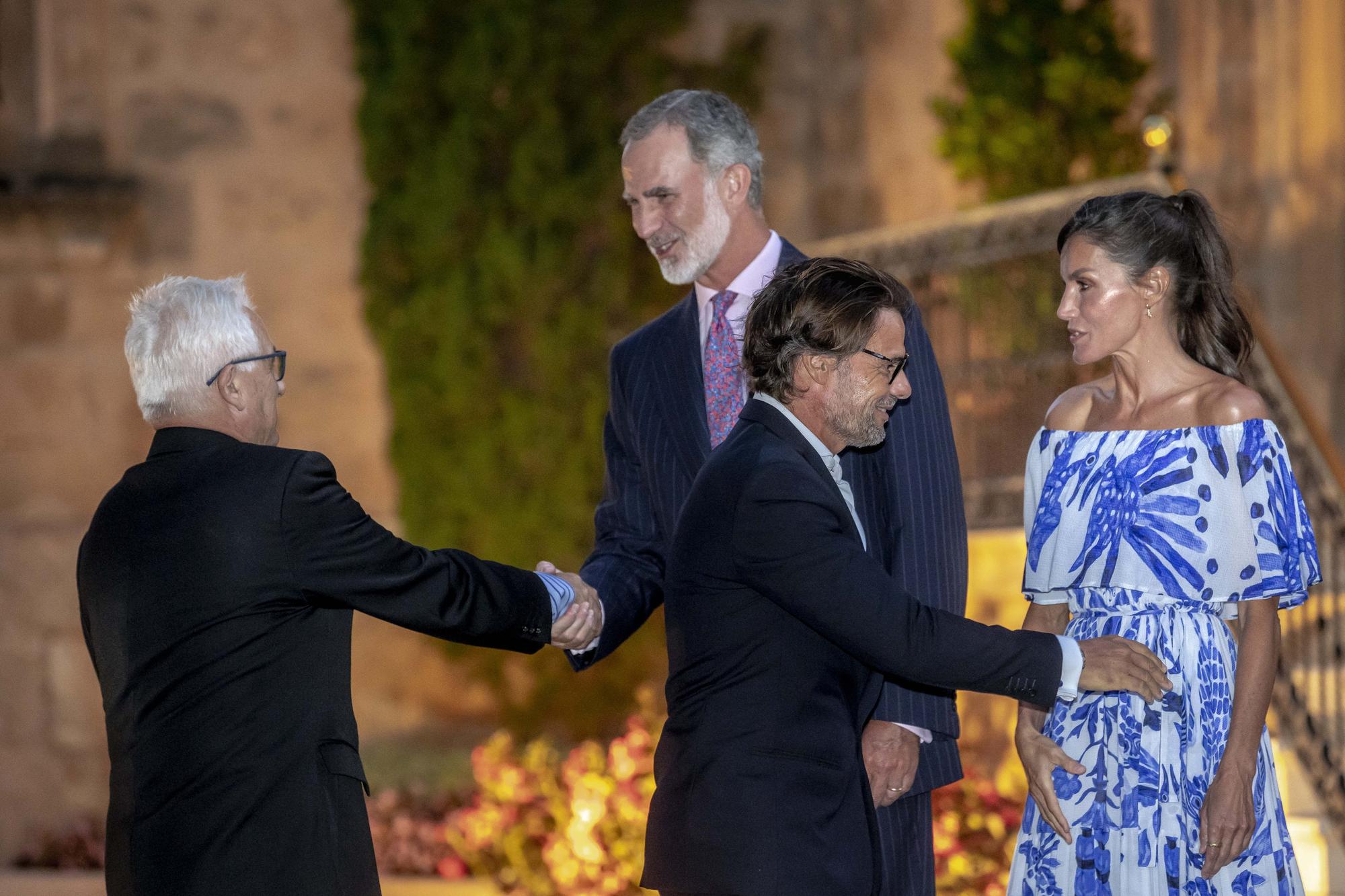 Mira aquí todas las fotos de la visita de los Reyes al Palacio Marivent para recibir a la sociedad balear