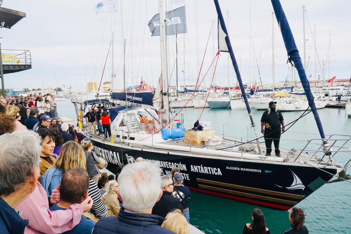 El público, expectante, en el Puerto de Castellón.