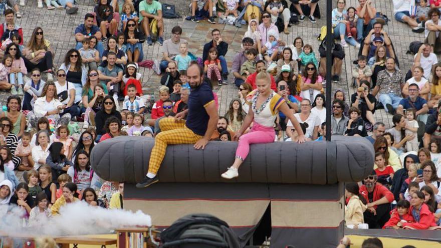 A maxia e o circo atraen ao Gaiás un público sen medo á choiva